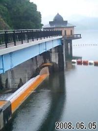 6月5日入鹿池満水。余水堰ゲート放流中