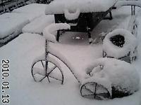 また雪だ! オブジェの三輪車