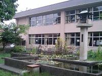 希望の鐘(投票所:小学校の中庭で)