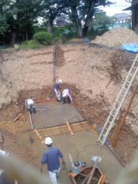 防火水槽移設工事中。地下水湧出。堀田公会堂
