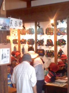 羽黒小学校児童作品展へ制作者ご来館