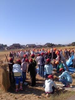 羽黒コミ米作り体験学習田で脱穀体験行わる