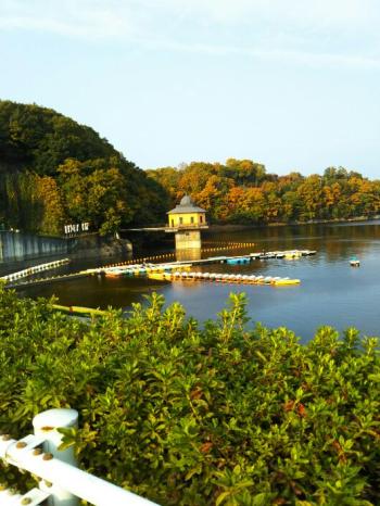秋深し 入鹿池配水塔