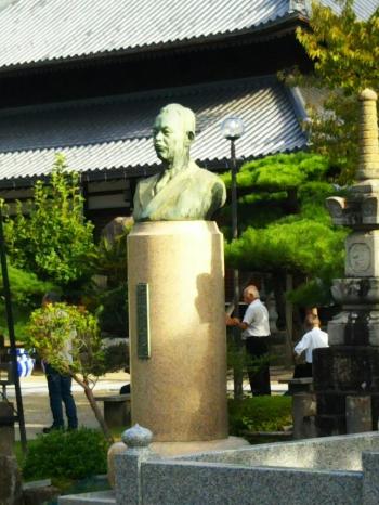 松浦浅吉先生の像。興禅寺。