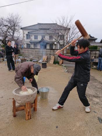 小弓の庄親子もちつき大会。開催中の